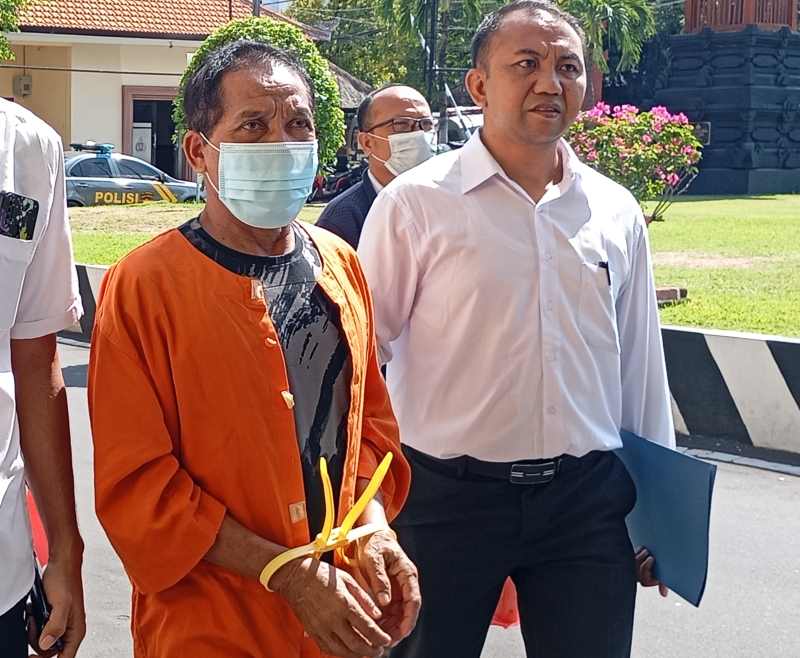 GEGARA KAYU SONOKELING : I Nengah Ngurah harus mempertanggungjawabkan perbuatannya memotong pohon sonokeling di hutan lindung Desa Tukadsumaga.(francelino junior/radar bali)