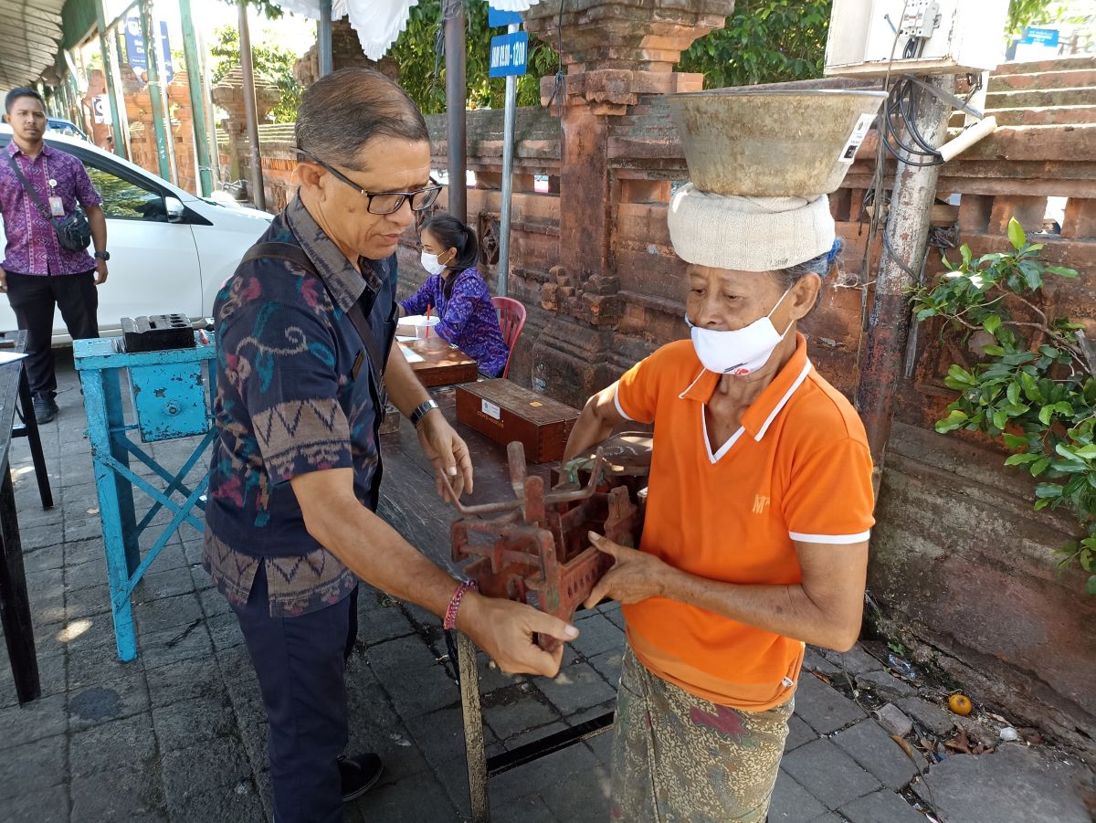 SUPAYA PAS: Timbangan manual milik pedagang di Pasar Tradisional yang ditera. Termasuk timbangan digital juga di tera.