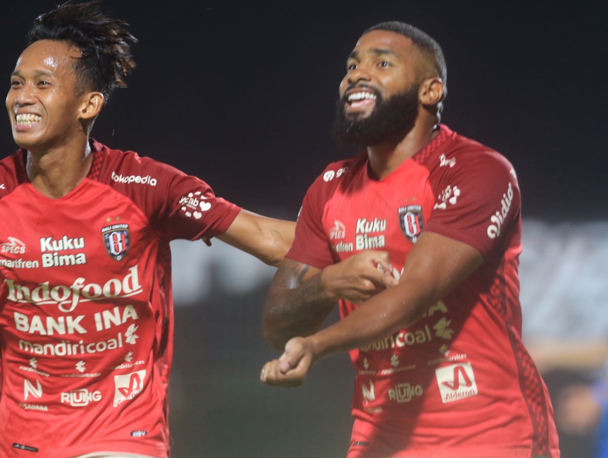 SELEBRASI KHAS: Penyerang Bali United Jefferson Assis (kanan) berselebrasi usai mencetak gol ke gawang Persib Bandung di training centre Bali United Pantai Purnama (14/5/2024).