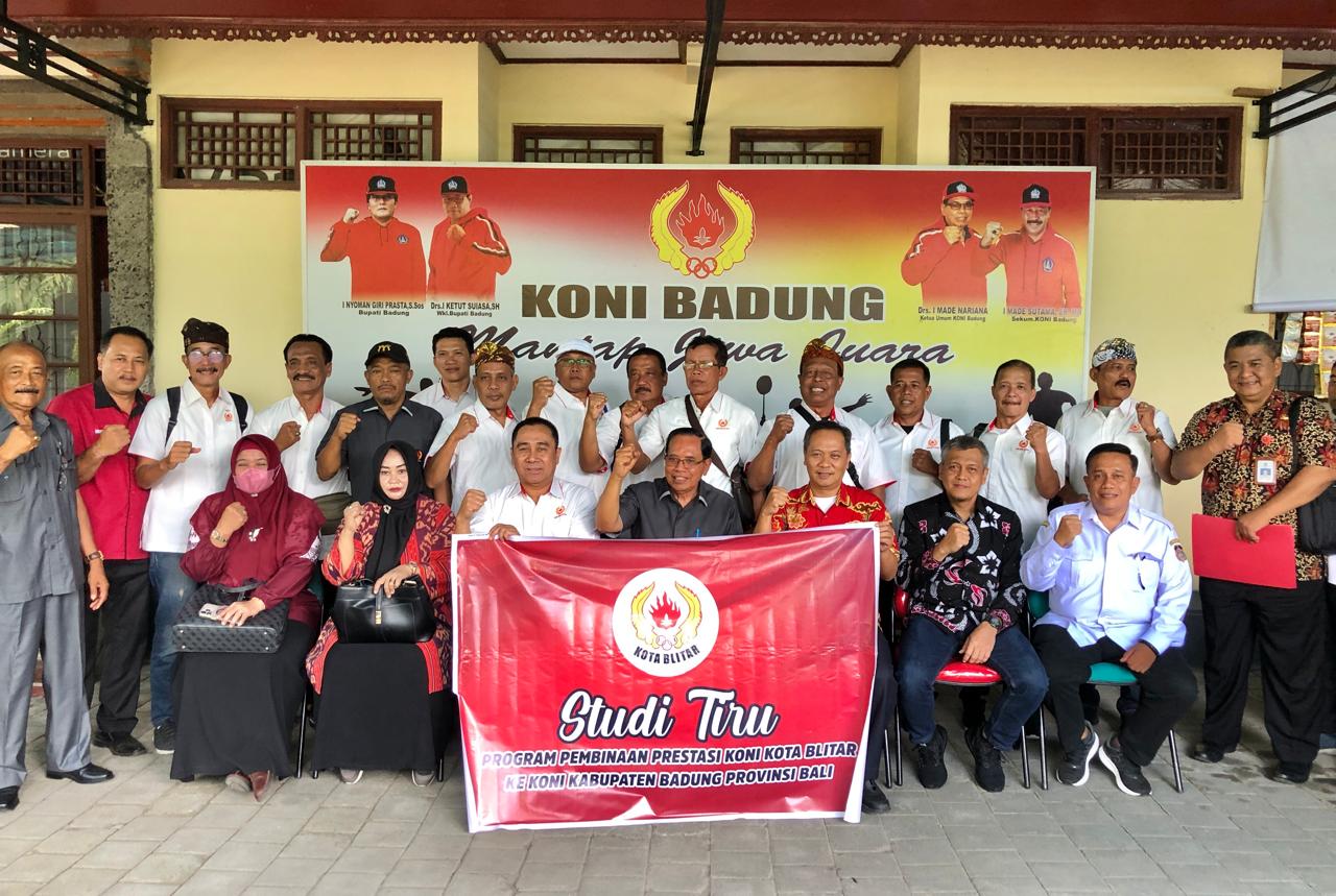JUARA PORPROV: KONI Blitar Jawa Timur foto bersama pengurus KONI Badung Bali dalam studi tiru