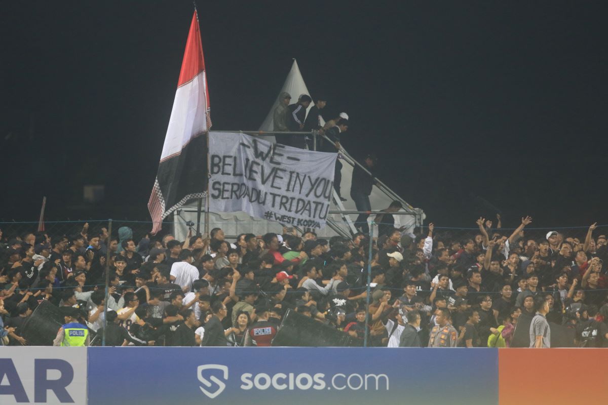 JEBOL: Ribuan suporter Bali United akhirnya mampu menembus pagar betis pengamanan training center Bali United di pantai Purnama Gianyar (14/5/2024).