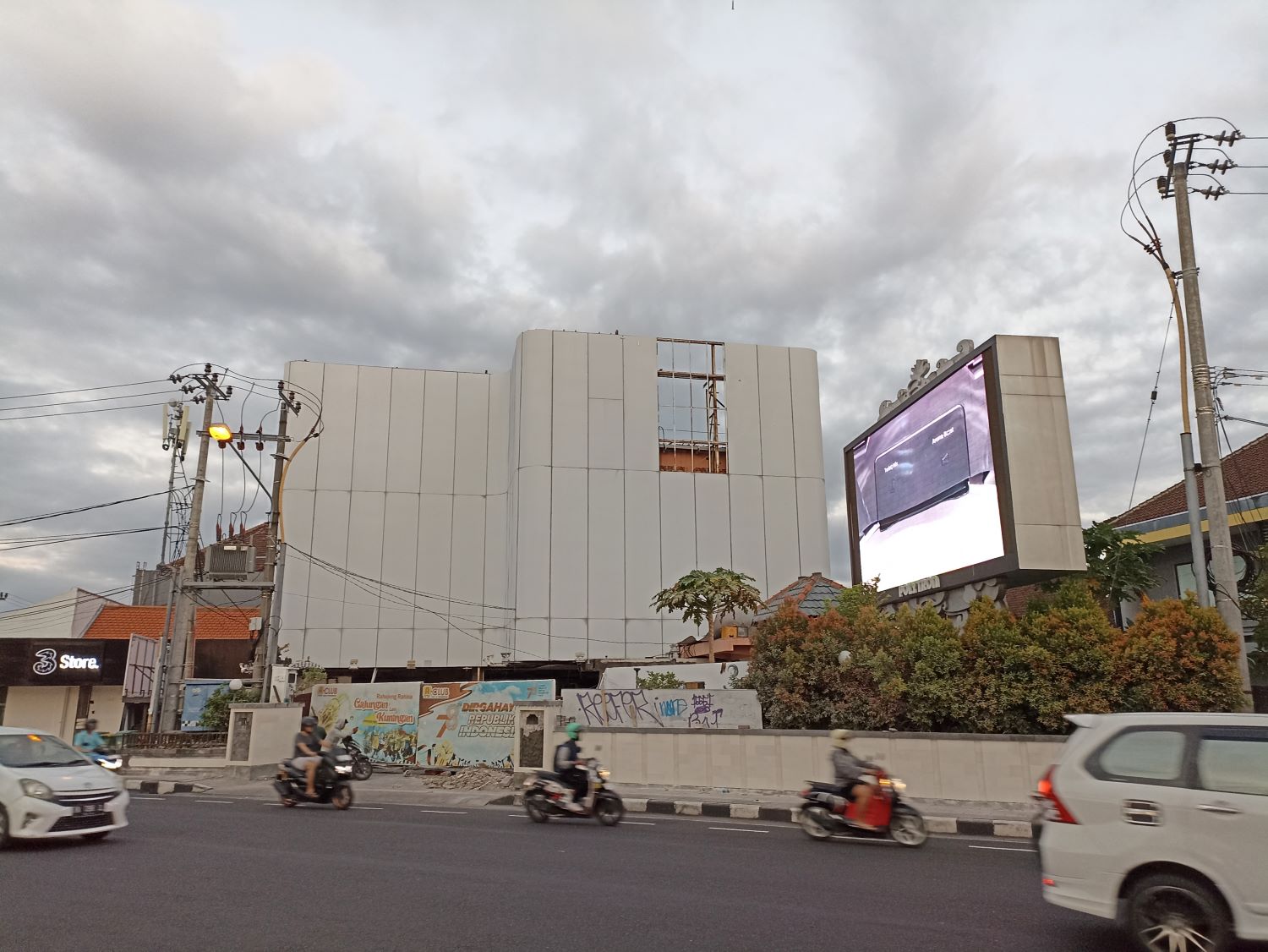 BUKA LAGI: Klub Malam Akasaka di simpang enam Denpasar dinyatakan akan beroperasi kembali setelah enam tutup akibat kasus narkoba.