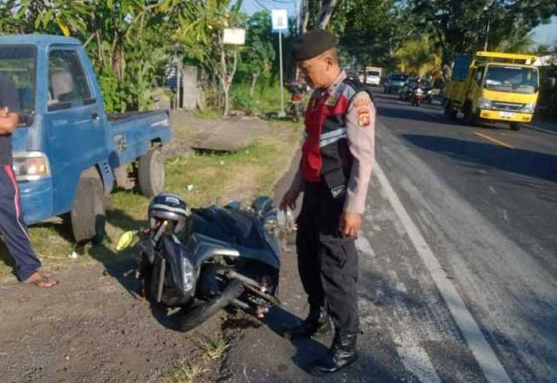 OLAH TKP : Motor korban serempetan di Jalan Denpasar &ndash; Gilimanuk, Mendoyo, Jembrana. (foto:polsek mendoyo jembrana)