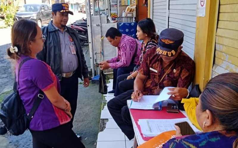 PANTAU LAPANGAN : Dinas Perhubungan Tabanan yang melakukan sidak pengawasnan juru parkir di Pasar Marga. (foto: juliadi/radar bali)
