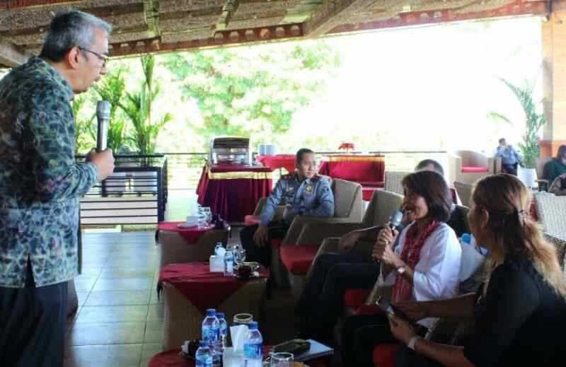 SAMPAIKAN PILIHAN KEWARGANEGARAAN : Sosialisasi penentuan kewarganegaraan bagi anak kelahiran di bawah tahun 2006, hasil perkawinan campuran. (foto: Imigrasi Singaraja untuk Radar Bali)