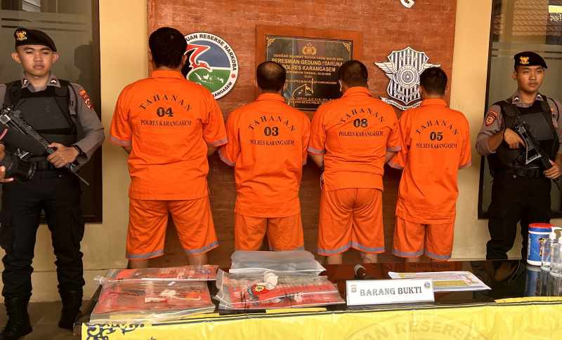 POLISI GULUNG KOMPLOTAN : Para pelaku saat diperlihatkan dalam kegiatan jumpa pers yang berlangsung di Mapolres Karangasem, Rabu (15/5/2024). (zulfika Rahman)