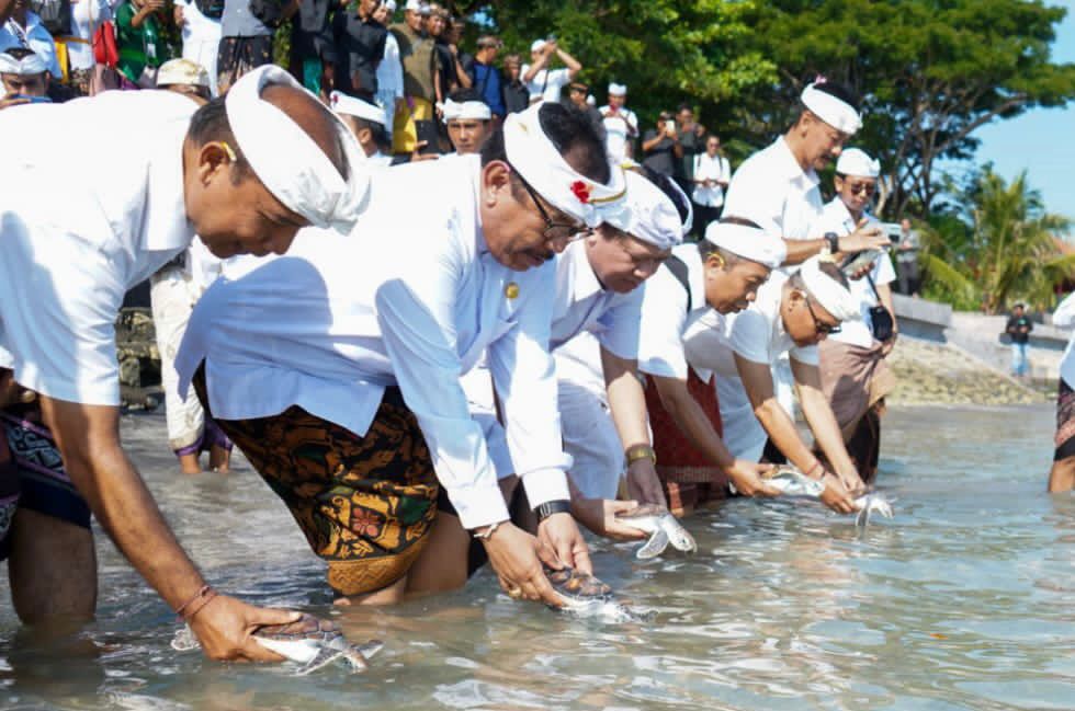 RITUAL: Pemprov Bali saat gelar perayaan Tumpek Uye tahun 2023 lalu. (Pemprov Bali)