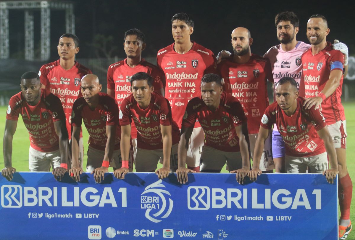 Para pemain Bali United foto bersama sebelum laga BRI Liga 1 di babak Championship Series melawan Persib Bandung Rabu (15/5/2024).
