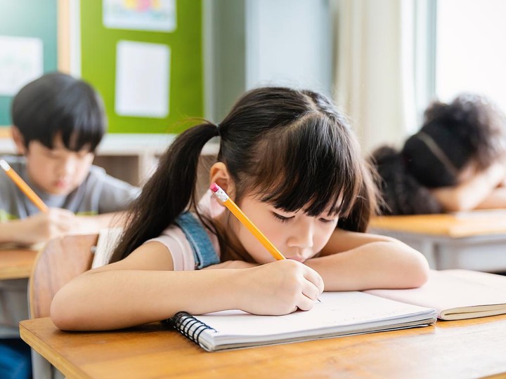 MERDEKA: Ilustrasi tes baca tulis dan hitung bagi calon murid baru di tingkat sekolah dasar. Disdikpora Klungkung melarang tes calistung