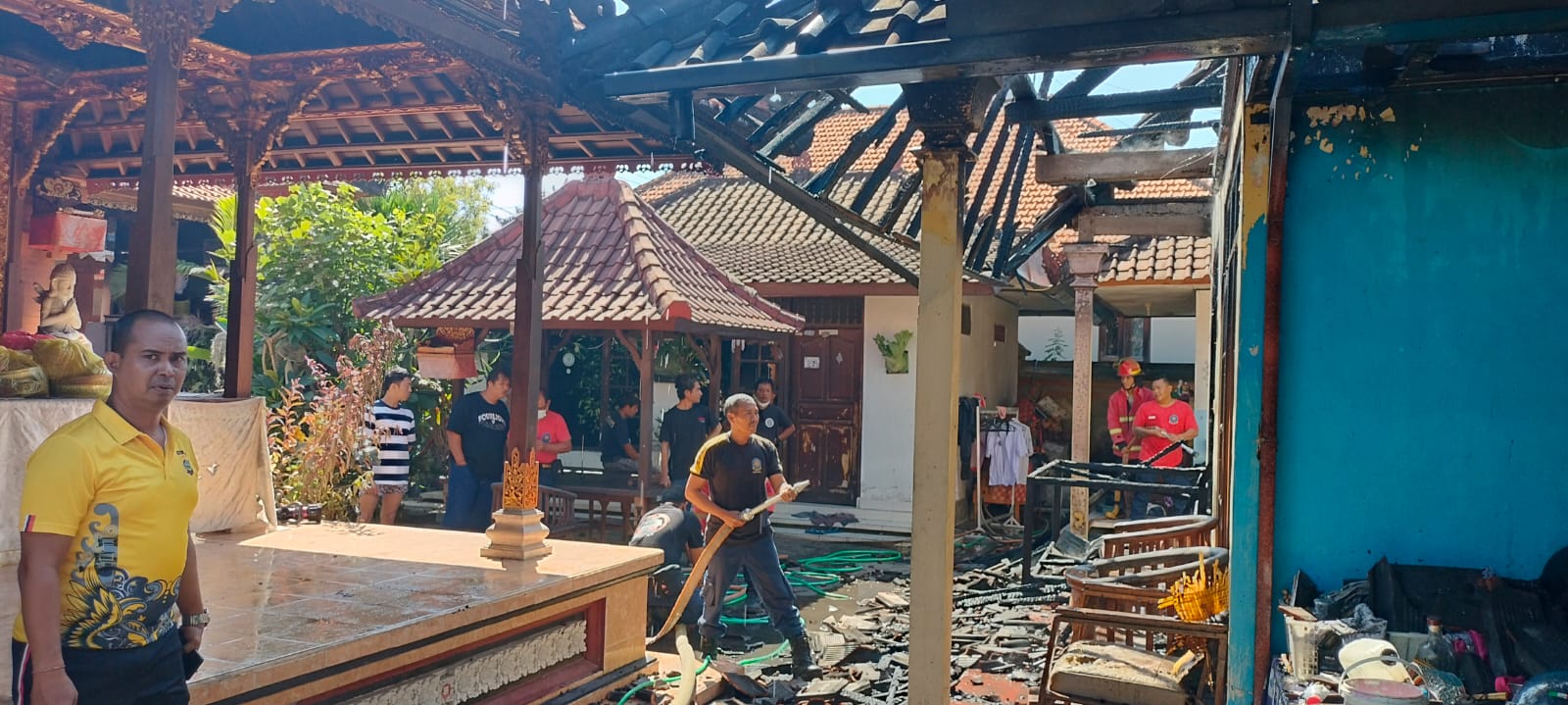 SISA PUING: Sebuah bangunan tinggal rangka akibat sijago. Kejadian berlangsung di Jalan Sedap Malam, Gang Simantri No. 6 Kelurahan, Kesiman, Dentim, Jumat 17 Mei 2024, sekitar pukul 10.15.