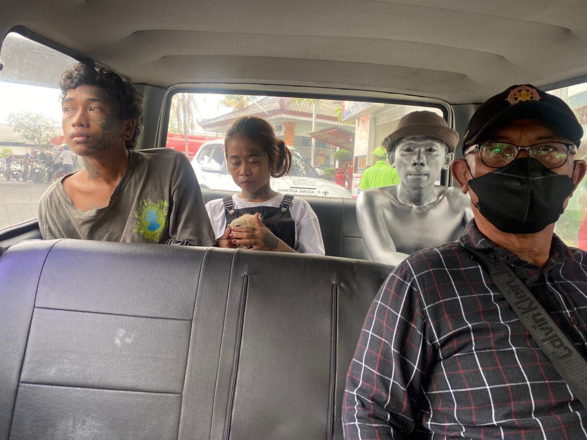 DICIDUK: Manusia silver dan komunitas anak punk yang diamankan Satpol PP Kota Denpasar di perempatan gatsu barat (16/5/2024)
