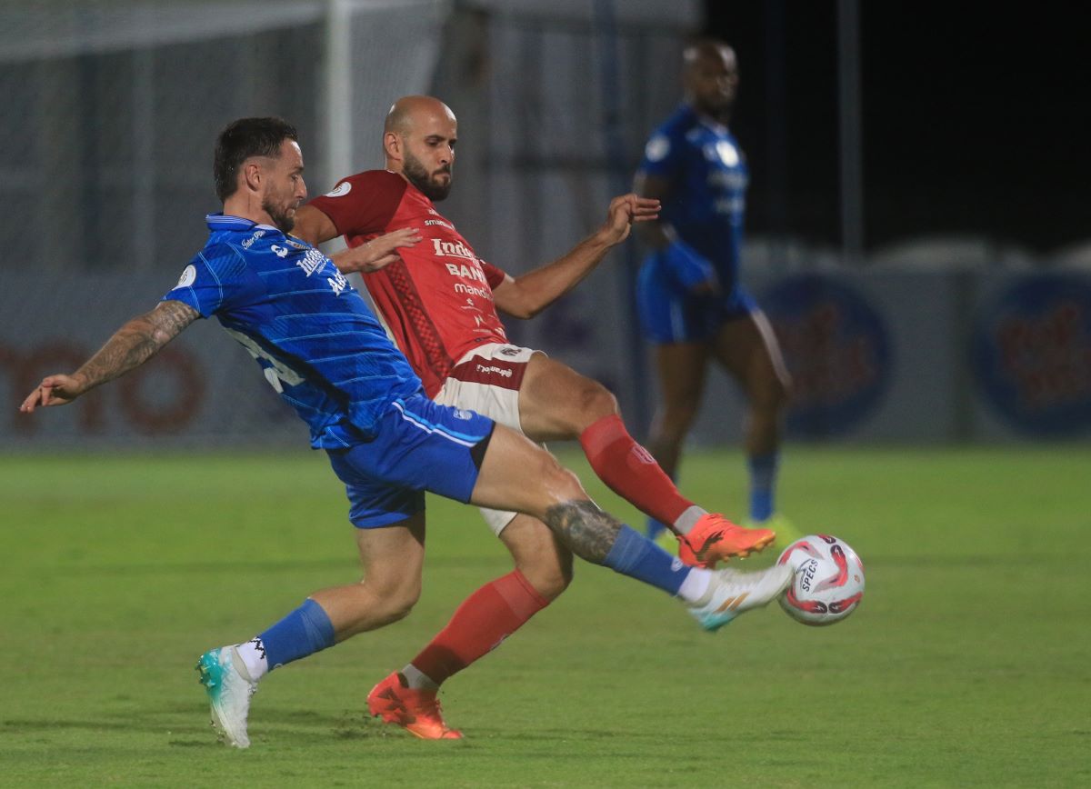 Gelandang serang Bali United M. Rashid (kanan) ditempel Marc Klok (Persib Bandung)  saat laga di training centre Bali United  di pantai Purnama 14 Mei 2024 lalu.