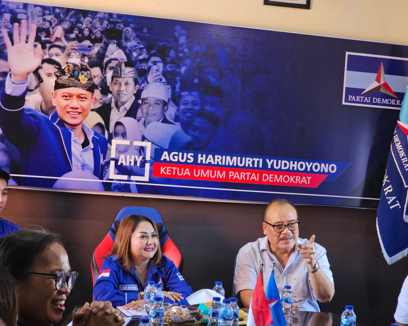 MAJU BULELENG 1: Sugawa Korry (kanan) saat diterima Ketua DPC Demokrat Buleleng Luh Gede Herryani, Sabtu (18/5/2024). (Novi Febriani/Radar Bali)