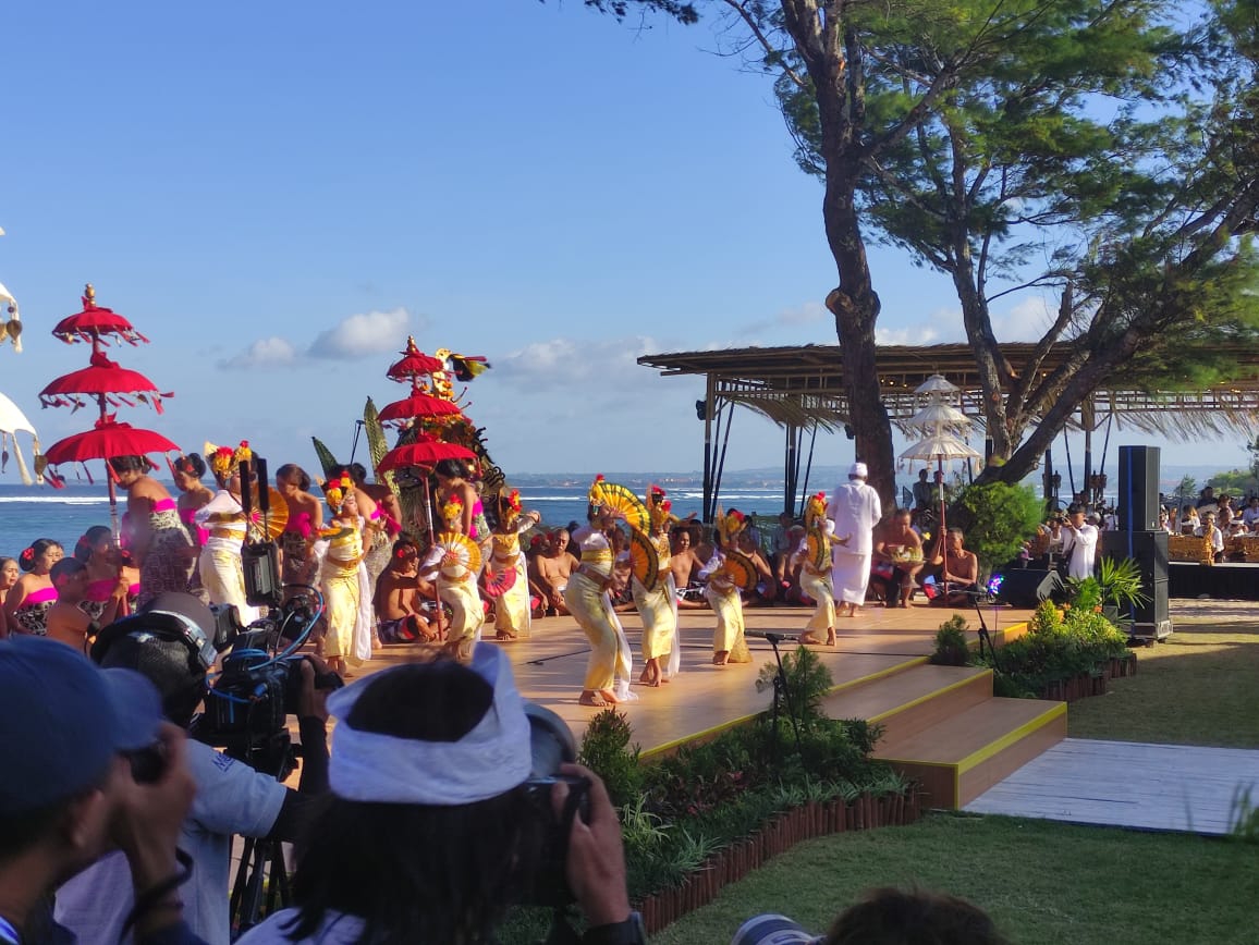 RITUAL: Ritual Segara Kerthi di KEK Kura-Kura Bali, Serangan, Denpasar, Sabtu (18/5/2024). (Marsellus Pampur/Radar Bali)