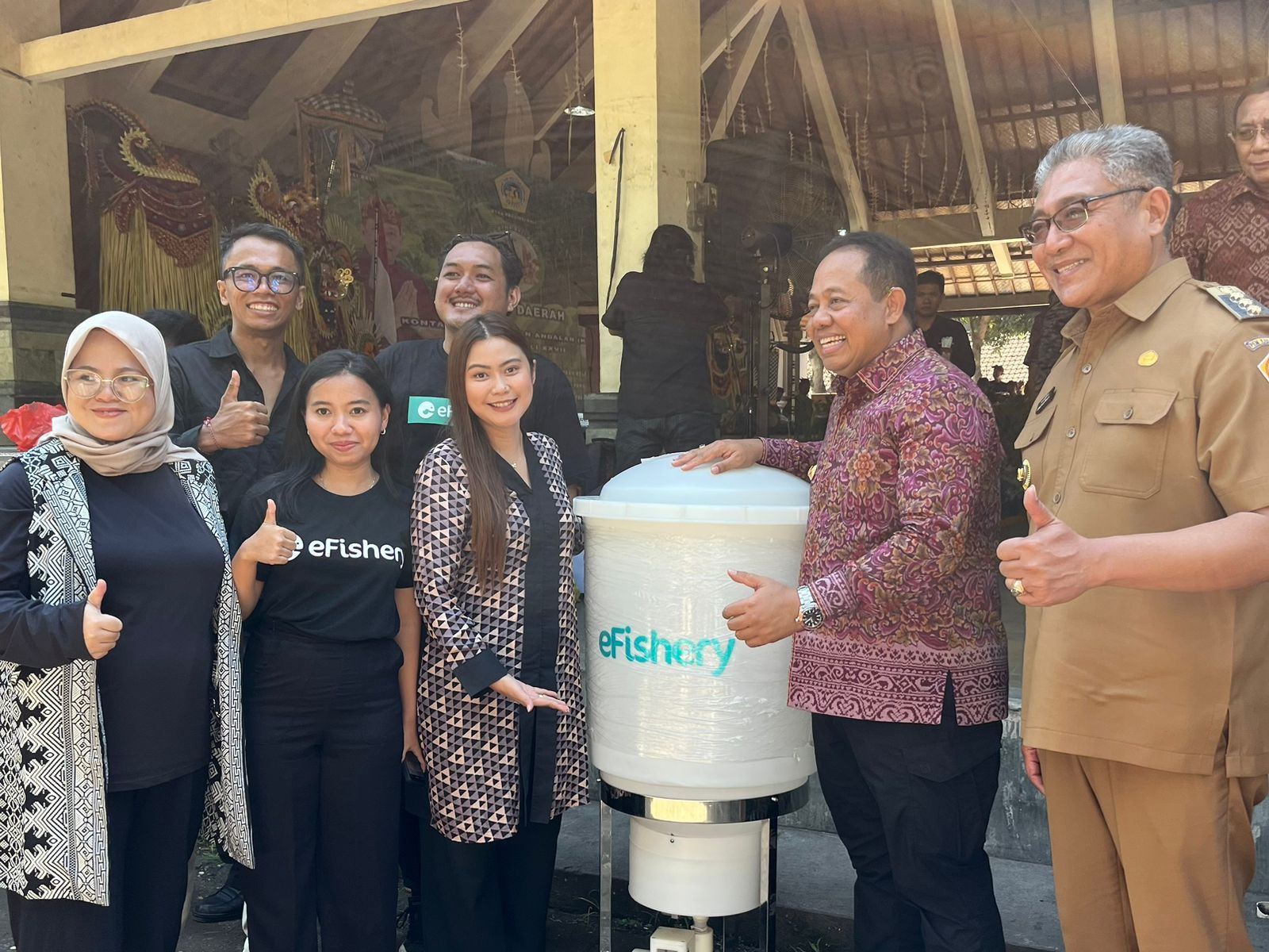 Pj Gubernur Bali Sang Made Mahendrajaya (dua dari kanan) saat dan jajaran petinggi eFishery saat penyerahan alat kontrol perikanan digital di Desa Bongkasa Badung Kamis (16/5/2024)