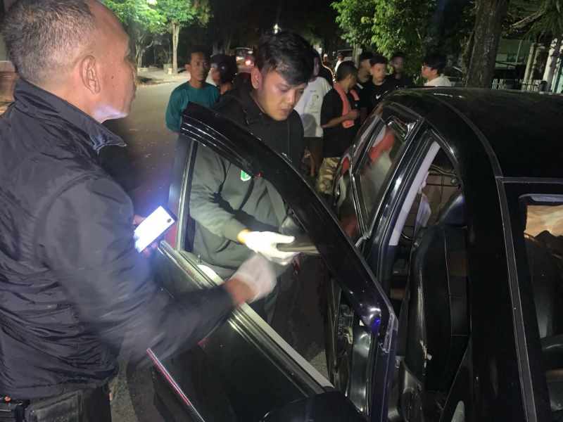 MENGAGETKAN : Polisi dan warga mengerumuni jasad I Wayan Juliarta (di dalam mobil)  yang ditemukan tewas, di Jalan Pulau Batam, Tabanan. (foto:juliadi/radar bali)
