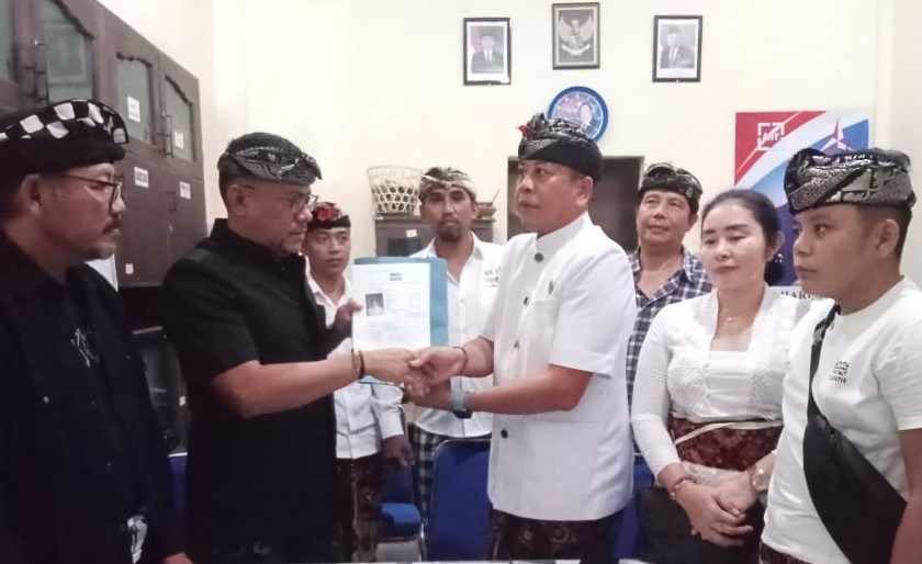 MENDAFTAR : Gus Par saat melakukan pendaftaran Bakal calon Bupati Karangasem ke kantor DPC Partai Demokrat Karangasem, Sabtu (18/5/2024). (zulfika rahman/radar bali)