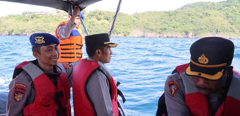 GELAR PATROLI PENGAMANAN : Jajaran Polres Karangasem saat melakukan patroli laut dalam rangka memastikan keamanan saat KTT WWF berlangsung pada Sabtu (18/5/2024).(foto:Istimewa)