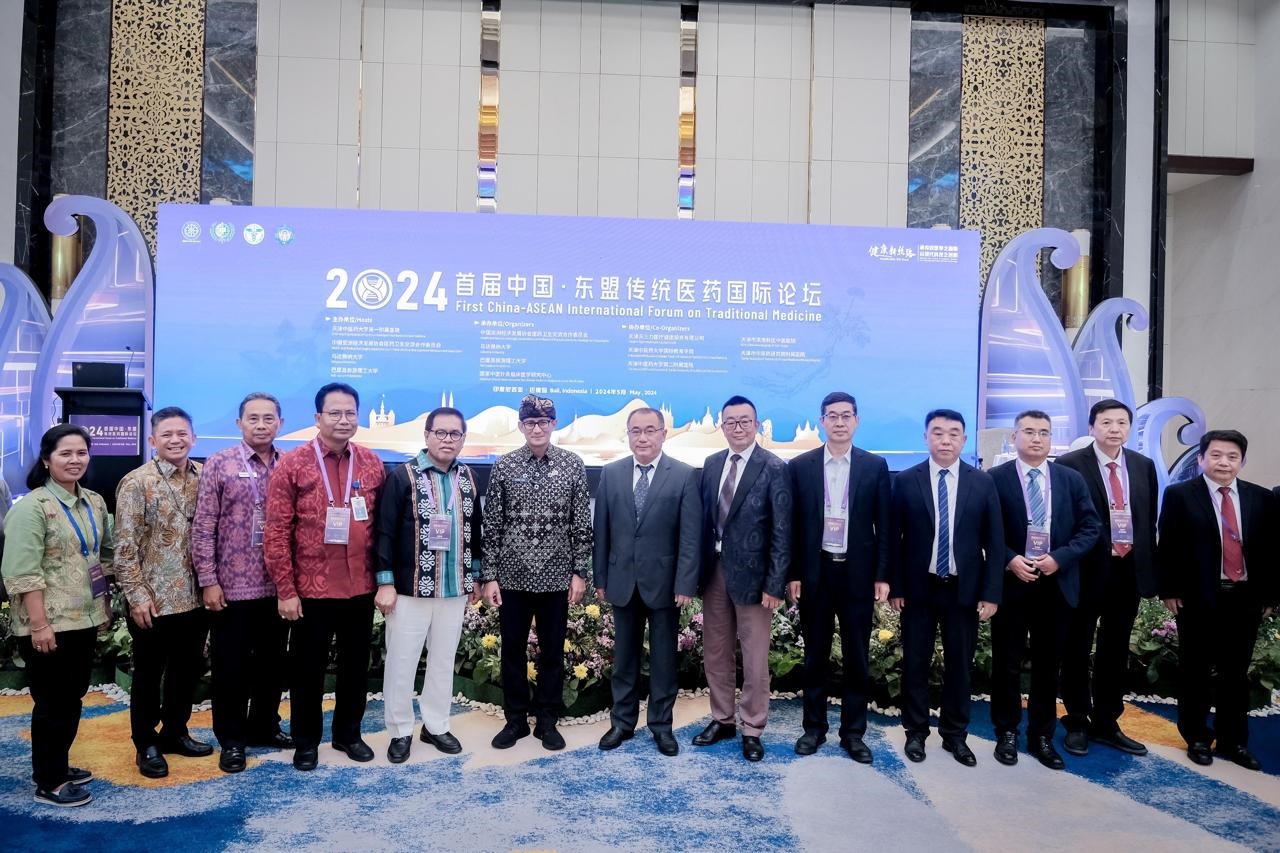 SATU VISI: Menparekraf Sandiaga Uno (6 dari kiri) hadiri 2024 First China-ASEAN International Forum on Traditional Medicine" di Intercontinental Bali Resort, Badung, Sabtu (18/5/2024). (Kemenparekraf)
