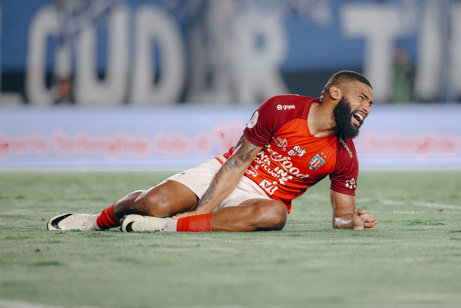ADUH SAKIT: Penyerang Bali United Jefferson Assis meringis kesakitan usai benturan dengan pemain di laga krusial melawan Persib Bandung di stadion Jalak Harupat (18/5/2024)