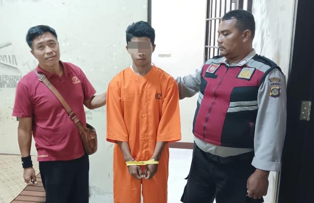 NEKAT:  Tersangka I Ketut Adi Nata saat diamankan petugas gegara curi Motor Modifikasi Modus Congkel dengan Obeng (19/5/2024).
