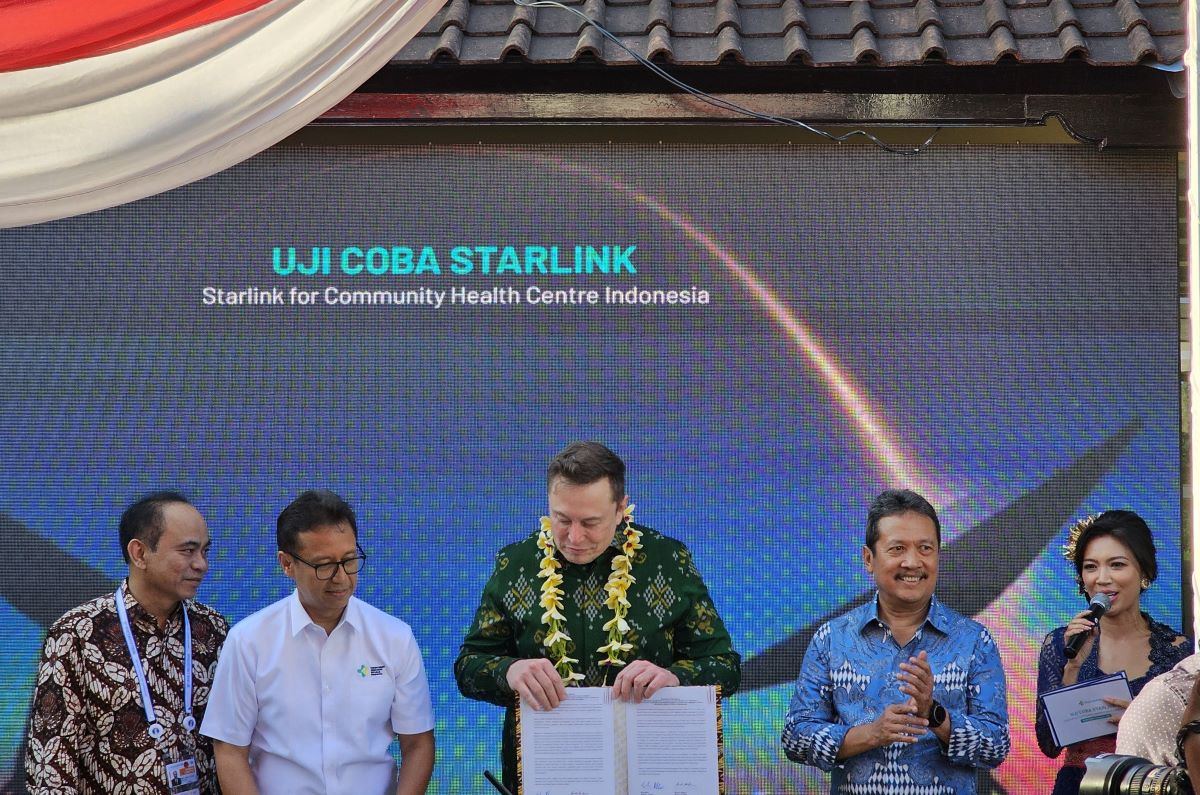 PENUHI JANJI: Bos Starlink, Elon Musk (tengah berkalung bunga) meresmikan peluncuran sistem  internet  untuk layanan kesehatan di Puskesmas Pembantu Desa Sumerta Kelod Denpasar