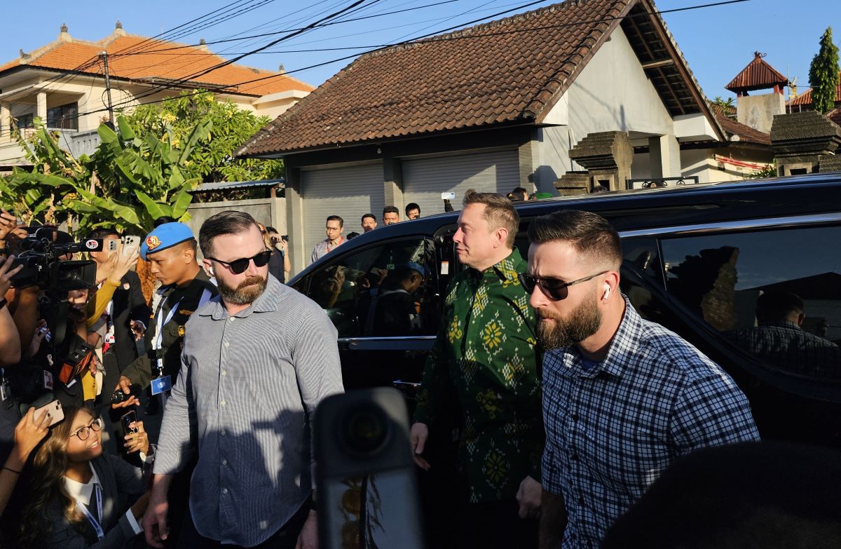 Bos SpaceX, Elon Musk (endek hijau) saat baru tiba di Puskesmas Pembantu Sumerta Kelod Jalan Laksamana VIII Denpasar (19/5/2024)