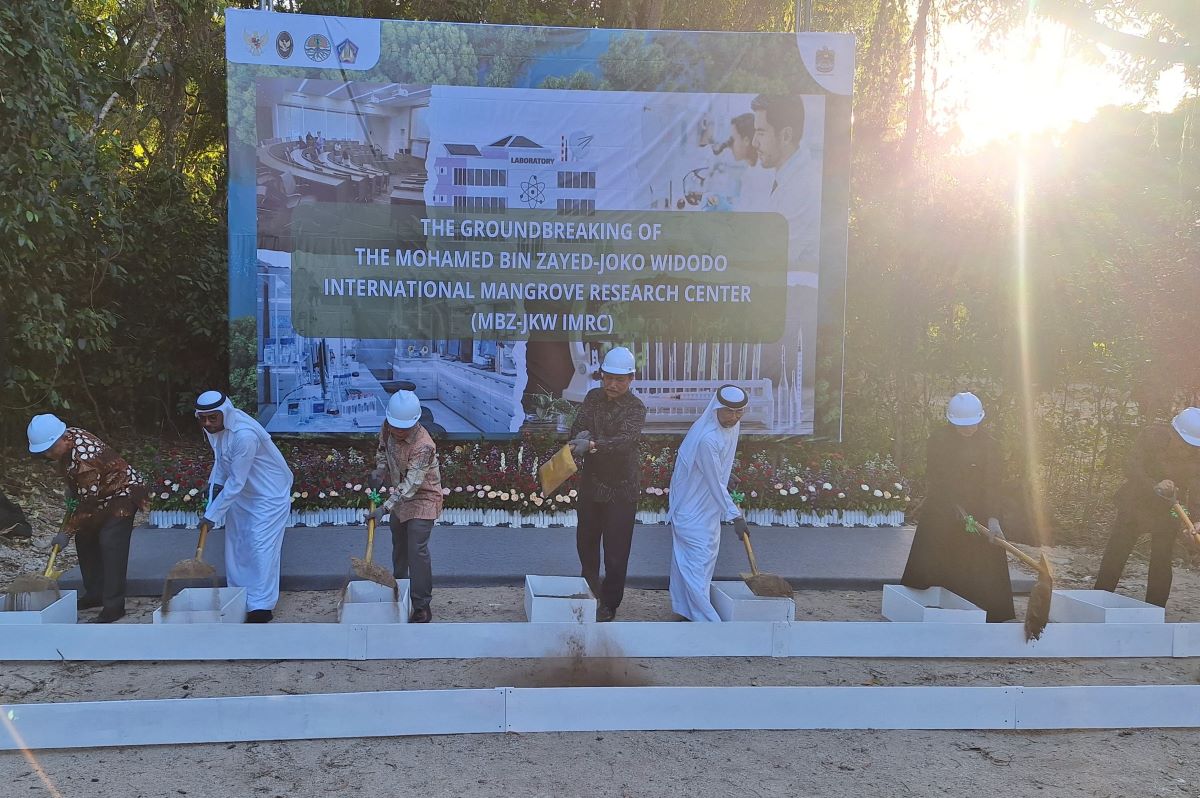 LESTARIKAN MANGROVE: Peletakan batu pertama atau ground breaking pusat penelitian Mangrove Mohamed bin Yazid - Joko Widodo dimulai di Kura-Kura Bali Serangan, Denpasar, Minggu 19 Meli 2024.