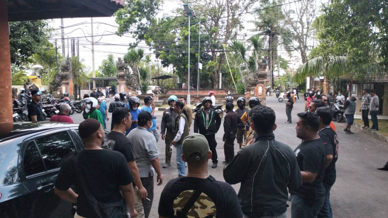 RAMAI: Kelompok ormas Patriot Garuda Nusantara (PGN) dan anak kolong kompak mendatangi PWF yang sedang zoom meeting dengan asing di hotel Oranjje Denpasar (20/5/2024)