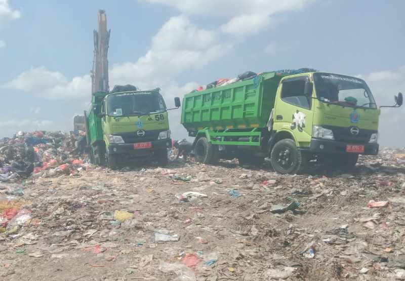 ANGKUT SAMPAH KE TABANAN : Suasana pembuangan sampah dari truk sampah Kota Denpasar di lokasi TPA Mandung, Sembung Gede, Kerambitan Tabanan.  (foto: juliadi/radar bali)