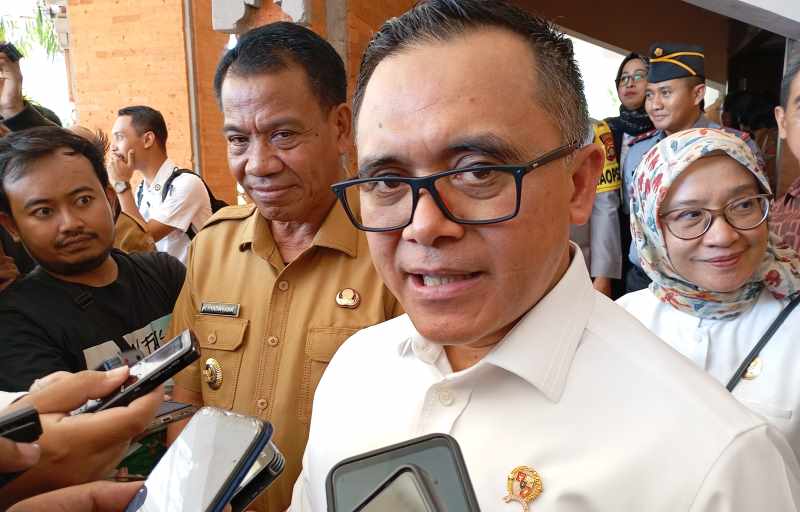 BEBER KABAR PAHIT : Menpan RB, Abdullah Azwar Anas saat memberikan pernyataan di Gedung Kesenian Gde Manik Singaraja.(francelino junior/radar bali)