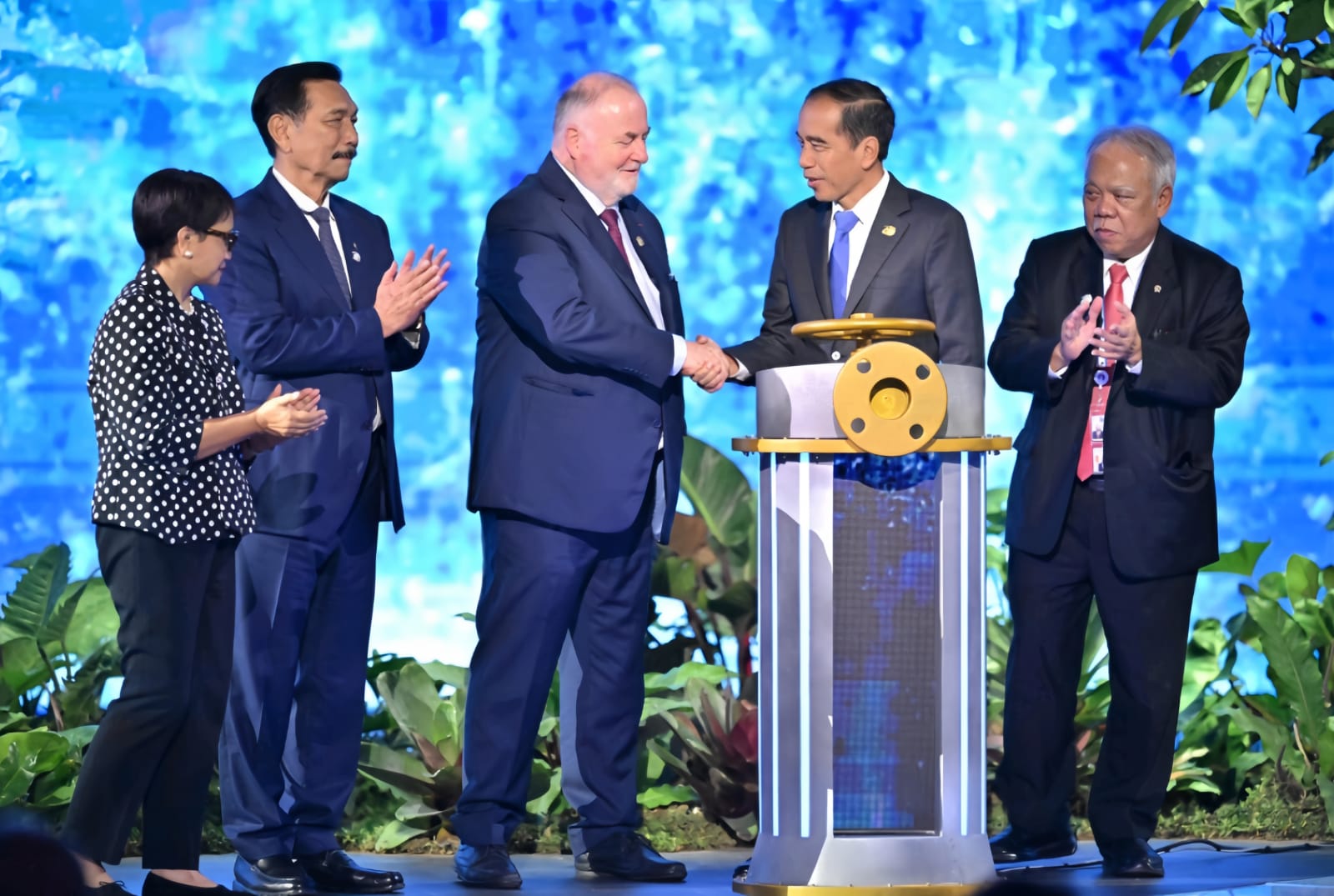 Presiden RI, Joko Widodo (dua dari kanan) didampingi Ketua Panitia Basuki, Menko Marvest Luhut dan M<enlu Retno, bersamalan dengan Presiden World Water Council  Lo&iuml;c Fauchon di BNDCC (20/5/2024).