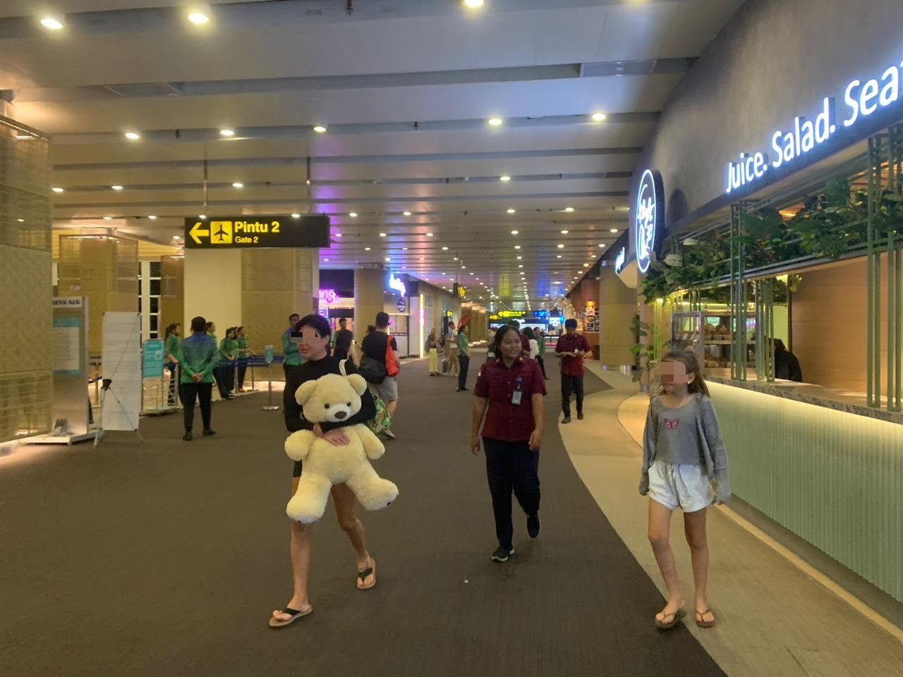 PULANG SENANG: Wanita berkebangsaaN Ukraina  INIAL LG saat di bandara Ngurah Rai bersiap pulang