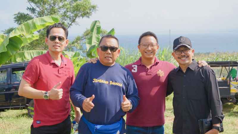 CEK BAKAL LOKASI PACUAN : Bupati Jembrana I Nengah Tamba(dua dari kiri) dan Aryo Puspito Setiaki Djojohadikusumo (dua dari kanan) saat cek lokasi di Melaya.(foto:pemkab jembrana)