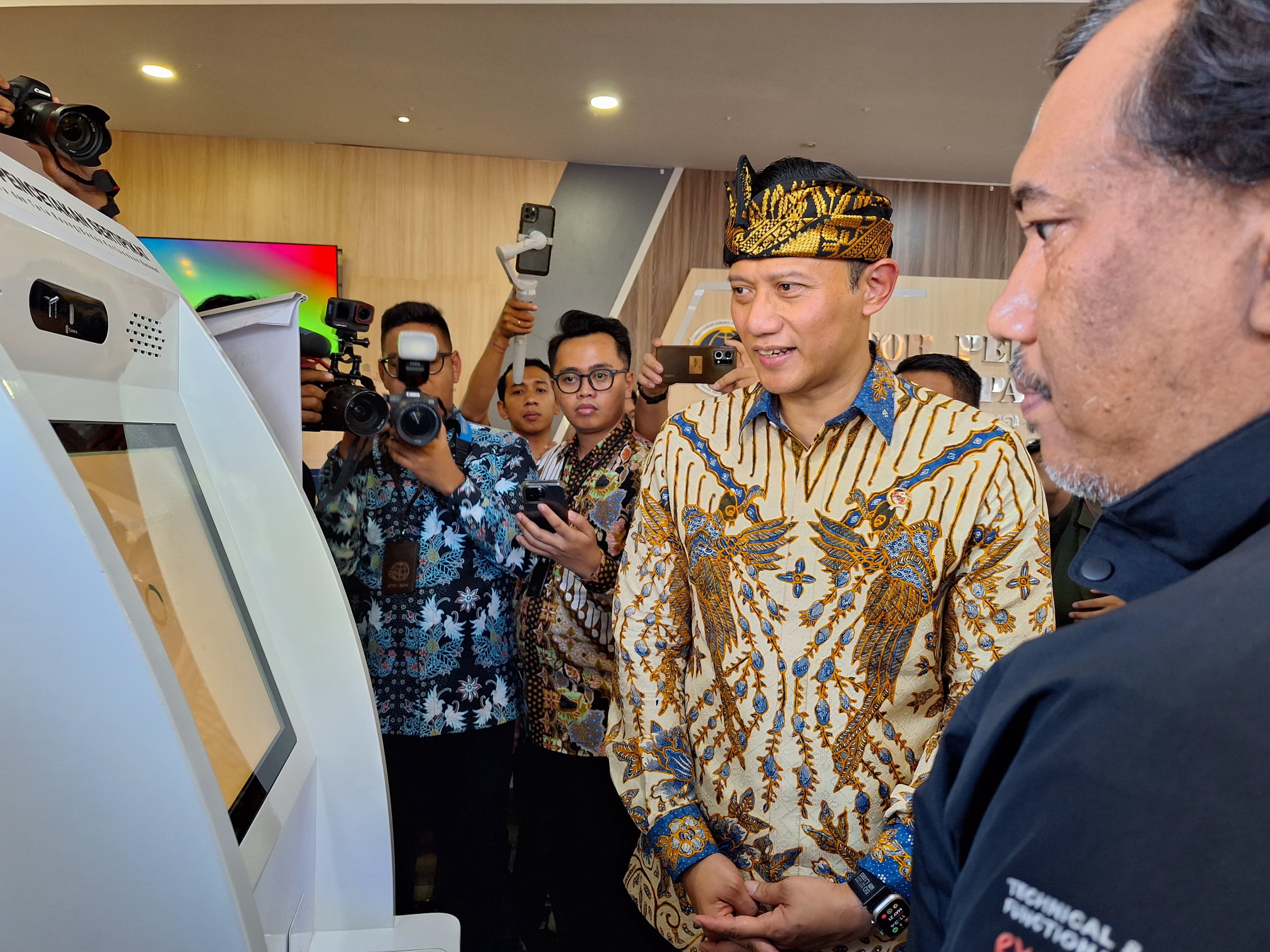 CEK LANGSUNG: Menteri AHY kunjungi Kantor Pertanahan Kota Denpasar, Selasa (21/5/2024). (Ari Rismaya/Radar Bali)