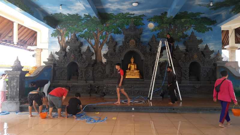 BERSIH-BERSIH : Umat Buddha di Vihara Buddhavamsa Singaraja melakukan kegiatan bersih-bersih rupang, serangkaian dengan Hari Suci Waisak 2568 BE. (francelino junior/radar bali)
