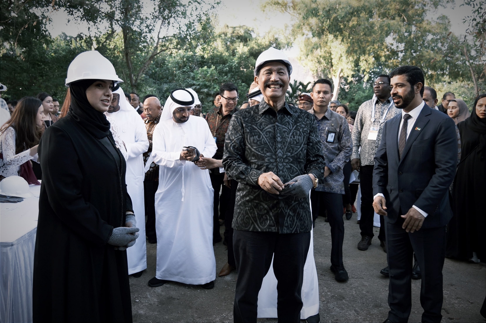 IMRC: Menko Marves Luhut Binsar Panjaitan, dan Menteri Perubahan Iklim dan Lingkungan Uni Emirat Arab (UEA), Amna bint Abdullah Al Dahak di Kura Kura Bali (19/5/2024). (Kura Kura Bali)