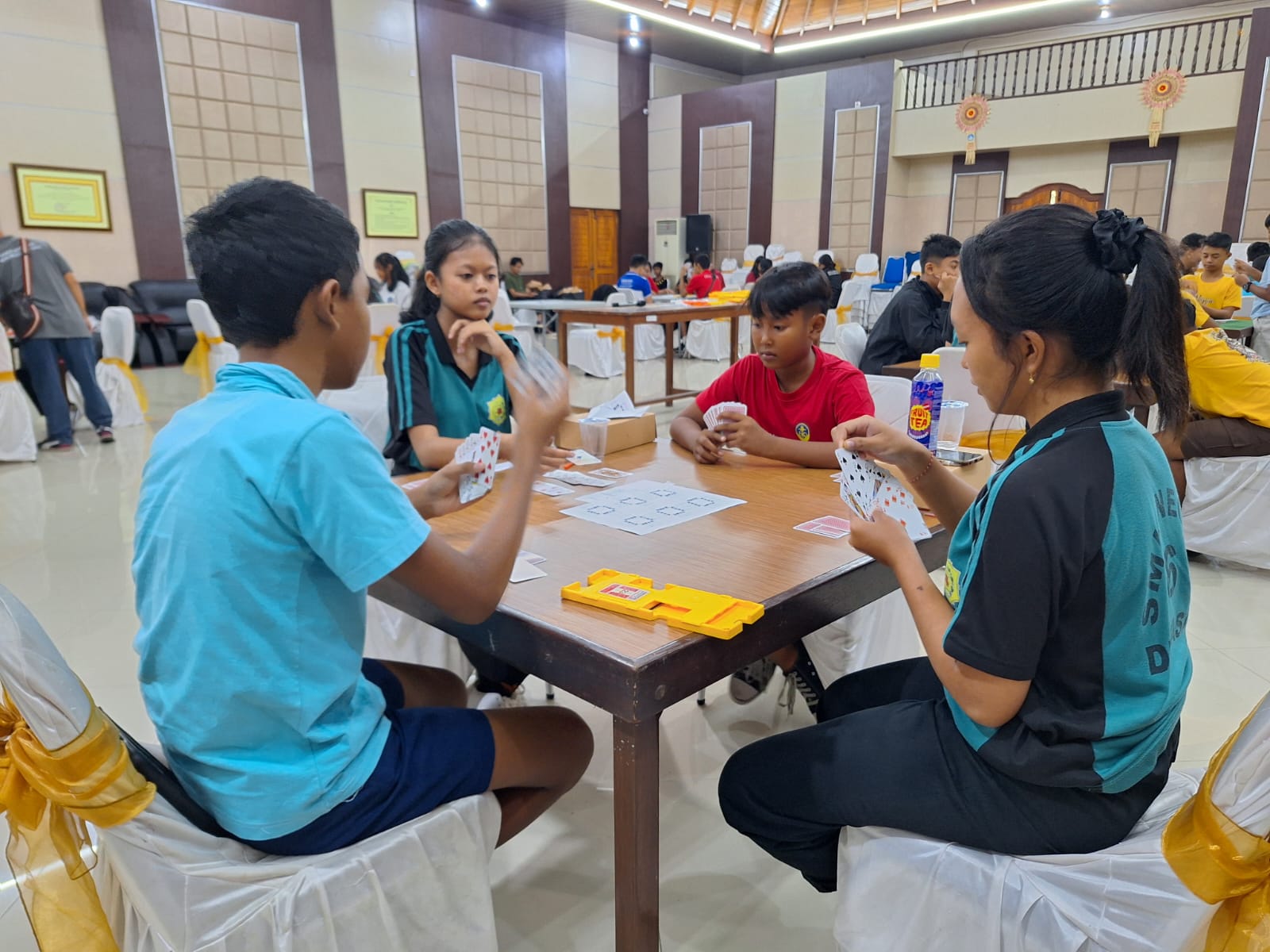 OLAHRAGA STRATEGI: Suasana Kejuaraan Mini Bridge Pasangan Yunior Walikota Cup XIV di gedung BPMP Bali, 18-19 Mei 2024.,