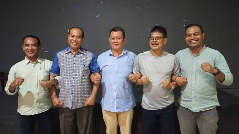 KOALISI PILKADA : Tujuh Ketua Partai Politik di Tabanan yang menggelar pertemuan yang membentuk koalisi KIM Plus.(foto:juliadi/radar bali)