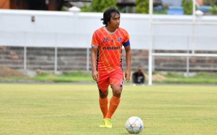 KECEWA: Pemain Perseden Denpasar Anta Mucin Wijaya