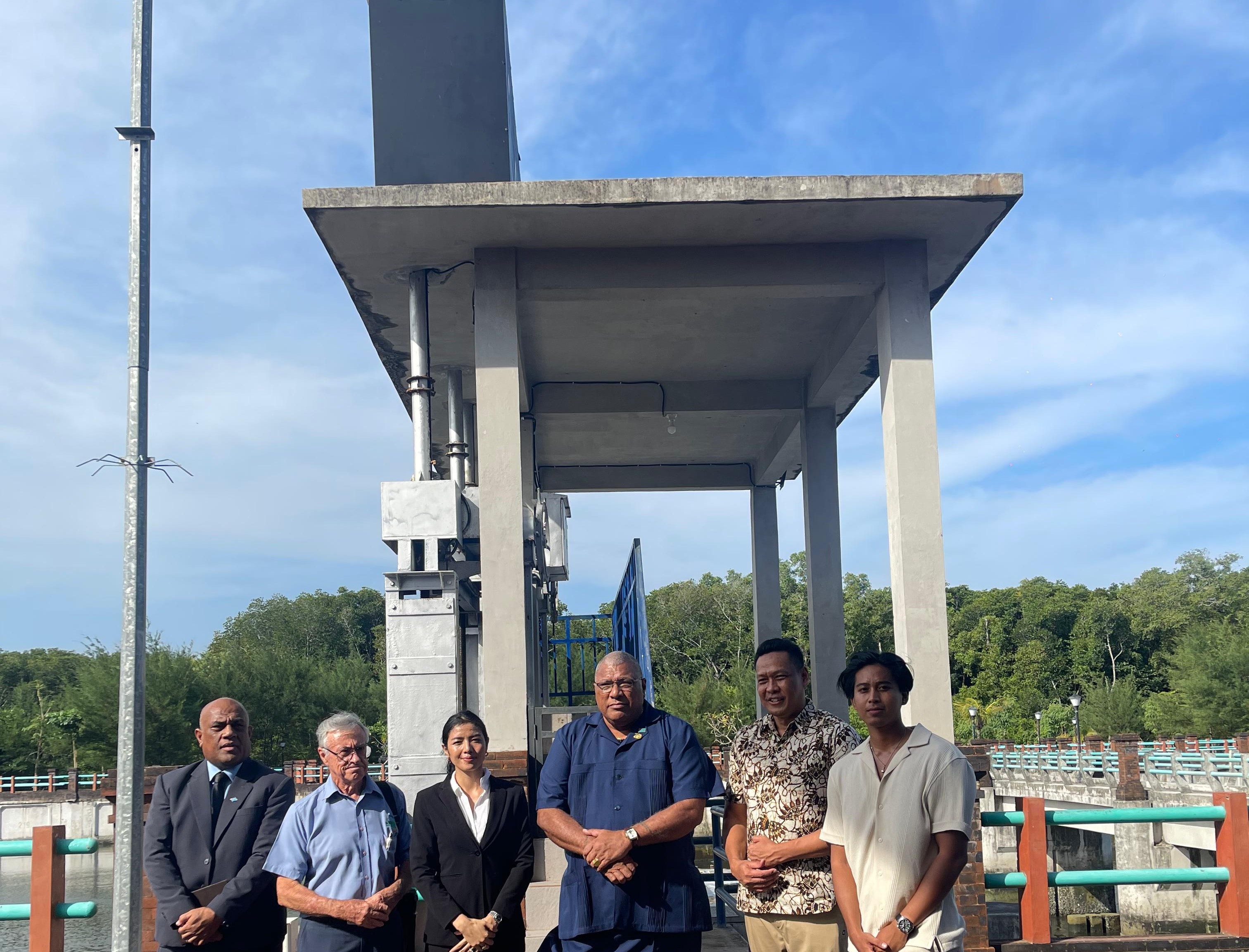 HEMAT ANGGARAN: Presiden Fiji Wiliame Katonivere saat di tanggul Tukad Mati Kuta bersama pejabat dan pihak SPS (21/5/2024)