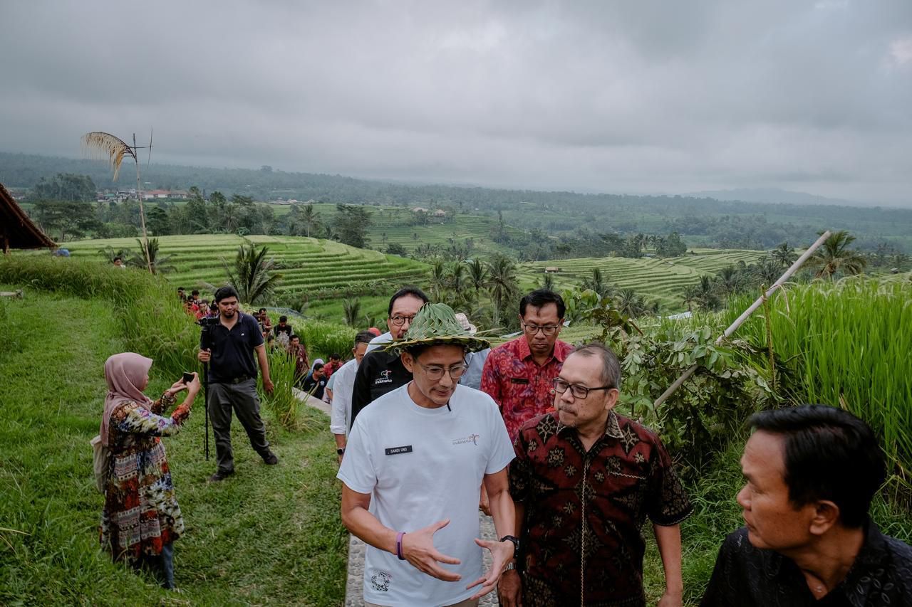 EKSISTENSI SUBAK: Menparekraf Sandiaga Uno saat meninjau Subak di kawasan Jatiluwih Tabanan belum lama ini.