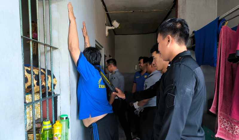 PERIKSA SATU PER SATU : Petugas Lapas Kelas IIB Tabanan yang melaksanakan razia dan tes urine kepada warga binaan.(juliadi/radar bali)