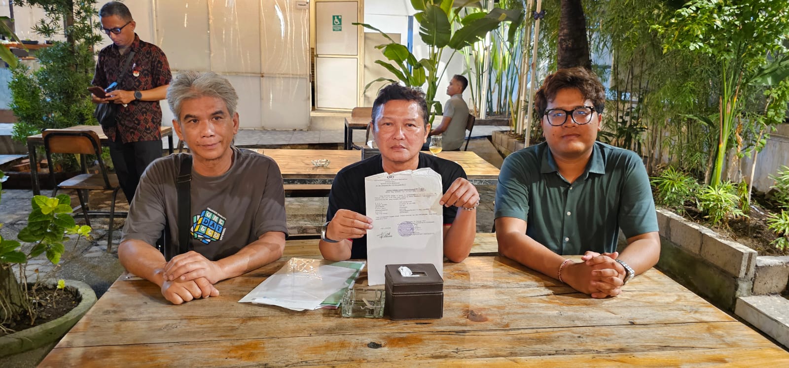 TUNTUT KEDALIAN: Dari kiri, Fint Je Maukar alias Frengki, 57, didampingi kuasa hukum, Didik Supriadi dan I Nyoman Hendri Saputra, Rabu (22/5).