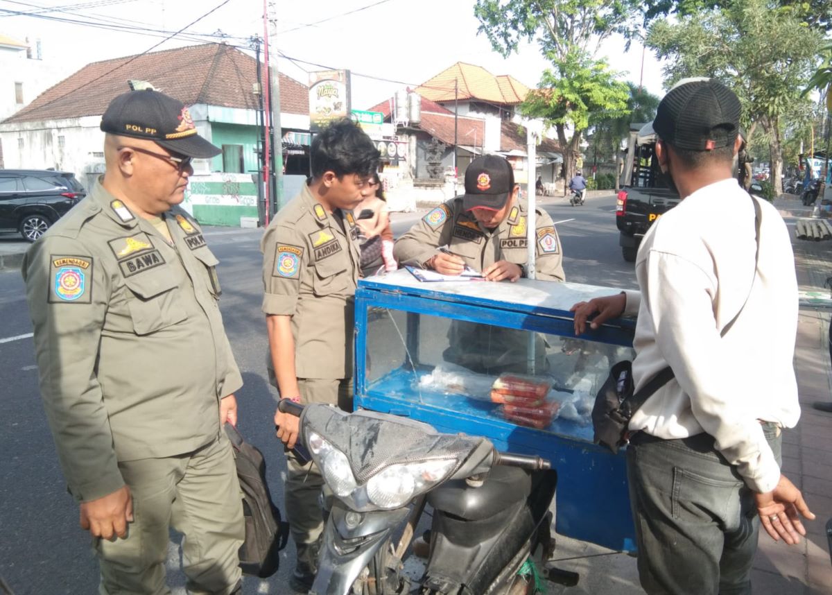 BANDEL: Satpol PP Kota Denpasar menertibkan Pedagang Kaki Lima (PKL) di Sesetan.