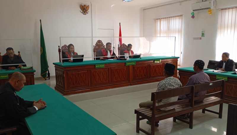 MINTA DIBEBASKAN: Sidang pembacaan pledoi terdakwa perkara penistaan agama saat Nyepi di Desa Sumberklampok, Acmat Saini dan Mokhamad Rasad.(francelino junior/radar bali)