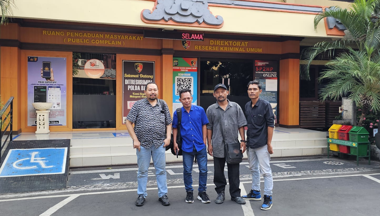 KORBAN PENYEKAPAN: Kontraktor korban penyekapan, penganiyaan dan pemerasan, Riduan (dua dari kiri), didampingi pengacaranya saat lapor di Polda Bali
