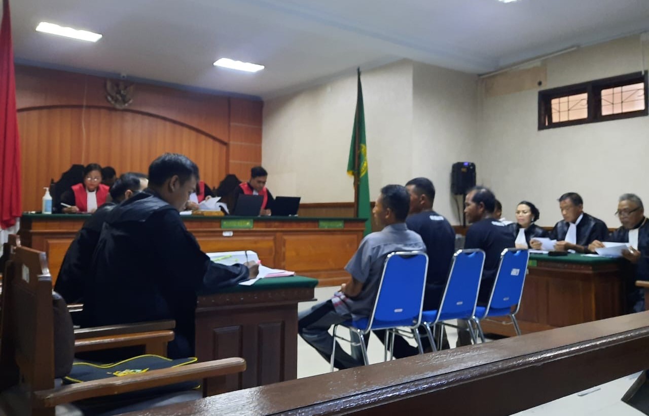 BERATKAN SELEPEG: Tiga saksi salah satunya Kepala Dusun Tanah Barak, Desa Seraya, Suarnama di PN Amlapura
