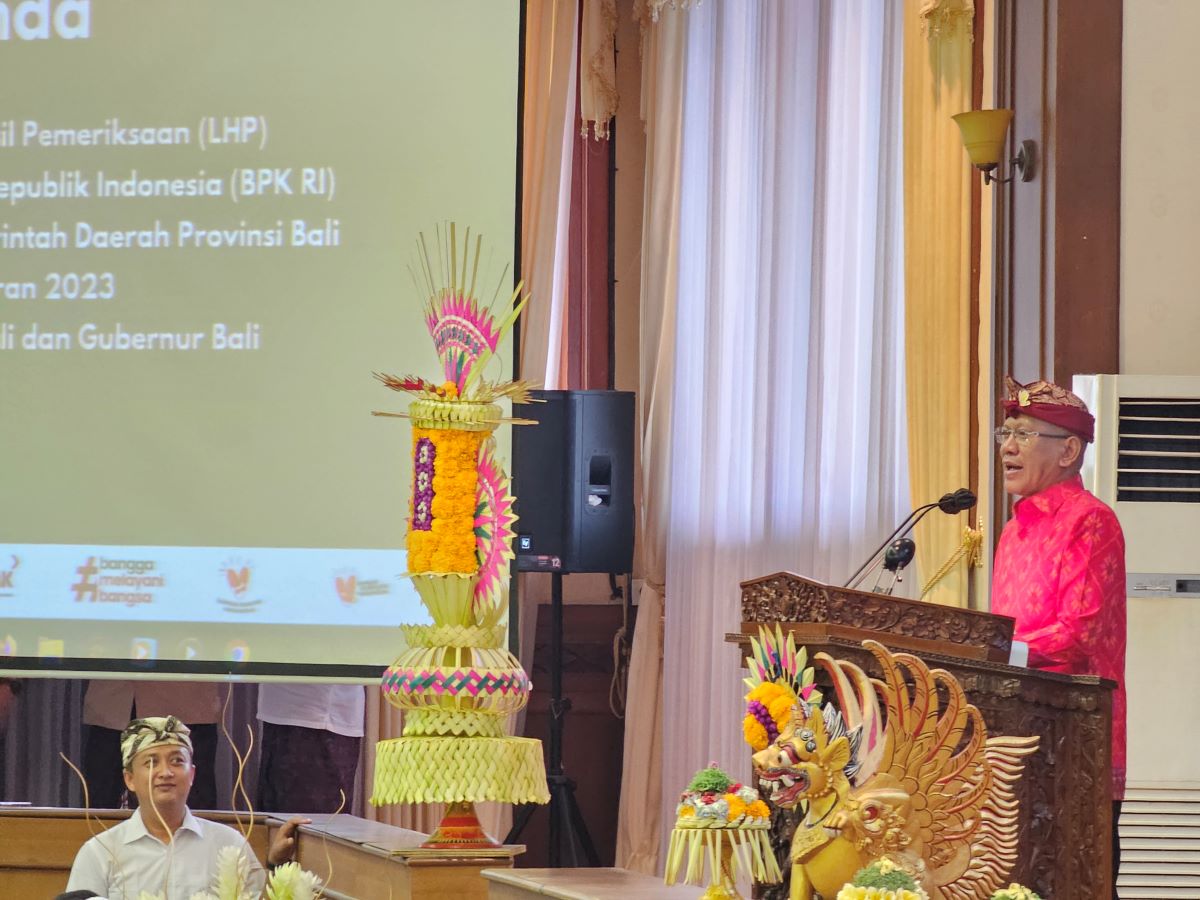 SOROTI PROYEK PUSAT KEBUDAYAAN BALI: Anggota VI BPK RI Pius Lustrilanang saat menyampaikan sorotan catatan proyek pusat kebudayaan Bali di Pemprov Bali.