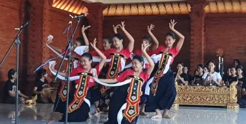 LATIHAN : Suasana latihan Gong Kebyar duta kesenian Kabupaten Tabanan untuk PKB Bali 2024 dilakukan Sanggar Seni Haridwipa Gamelan Group, Desa Dauh Peken Tabanan. (juliadi/radar bali)